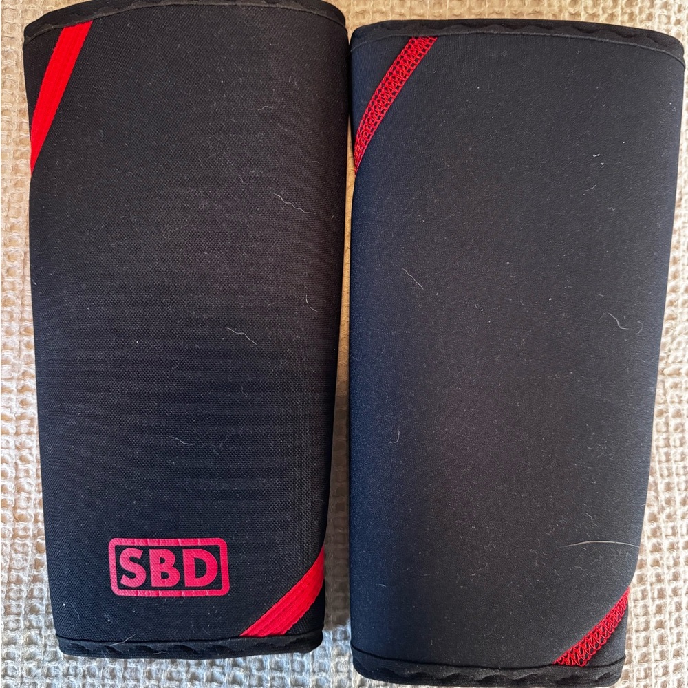 Black and Red Knee Sleeves
